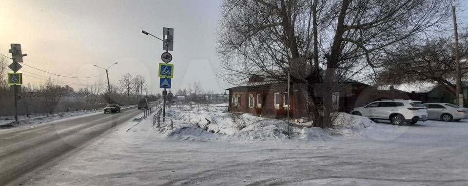 Дом в продажи от собственника. Остановки общественного транспорта, строительный магазин, продуктовый. Рядом Газ, колодец во дворе. С домом в близи проходит дорога грузового транспорта. Торг!