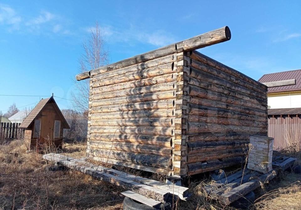 Продам садовый участок на озере Акакуль (Старое озеро), до озера 200 метров, до елового леса 100 метров, ровный, есть электричество, охрана круглогодично. Установлен качественный сруб 6х4, бревно не менее ф300. Высота сруба 1,5 этажа, позволяет сделать качественный второй этаж, сруб устоявшийся (2го